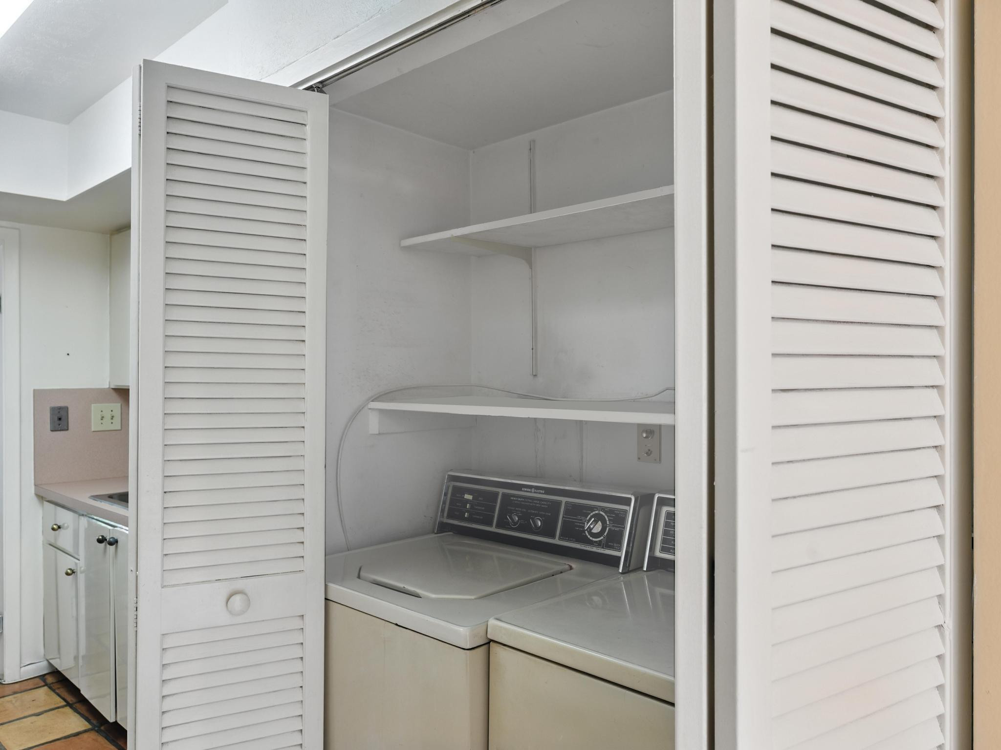 203 Bonnie Brae Way, Unit 34 Hollywood, FL 33021 - Photo 21 of 41 a close view of a utility room with washer and dryer