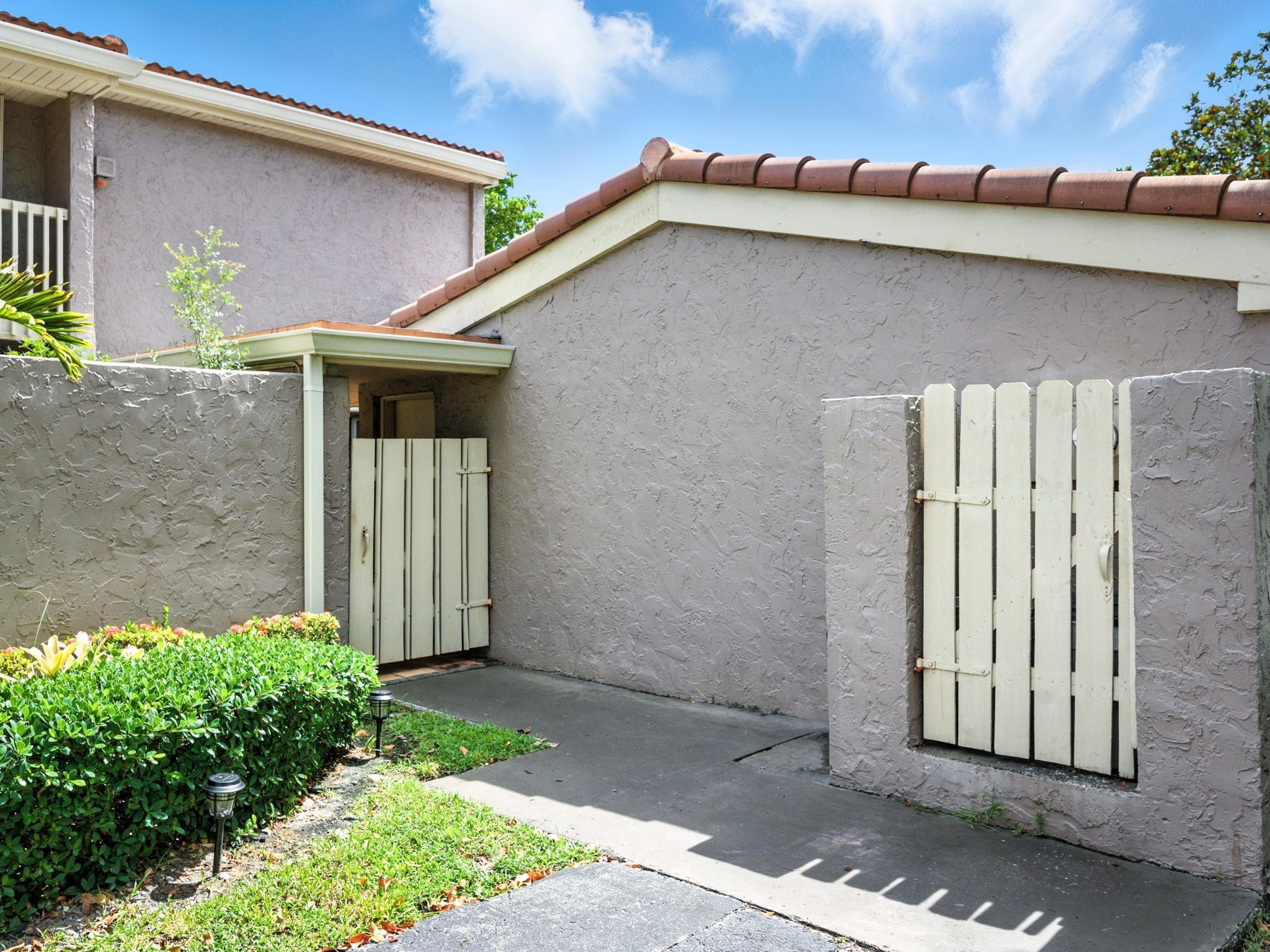 203 Bonnie Brae Way, Unit 34 Hollywood, FL 33021 - Photo 3 of 41 a front view of a house with garden