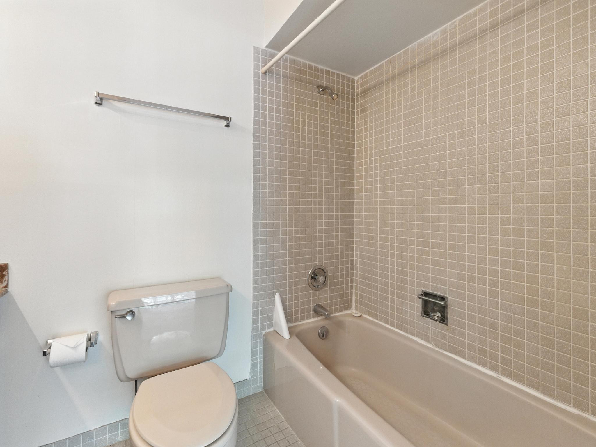 203 Bonnie Brae Way, Unit 34 Hollywood, FL 33021 - Photo 33 of 41 a white toilet sitting next to a bath tub