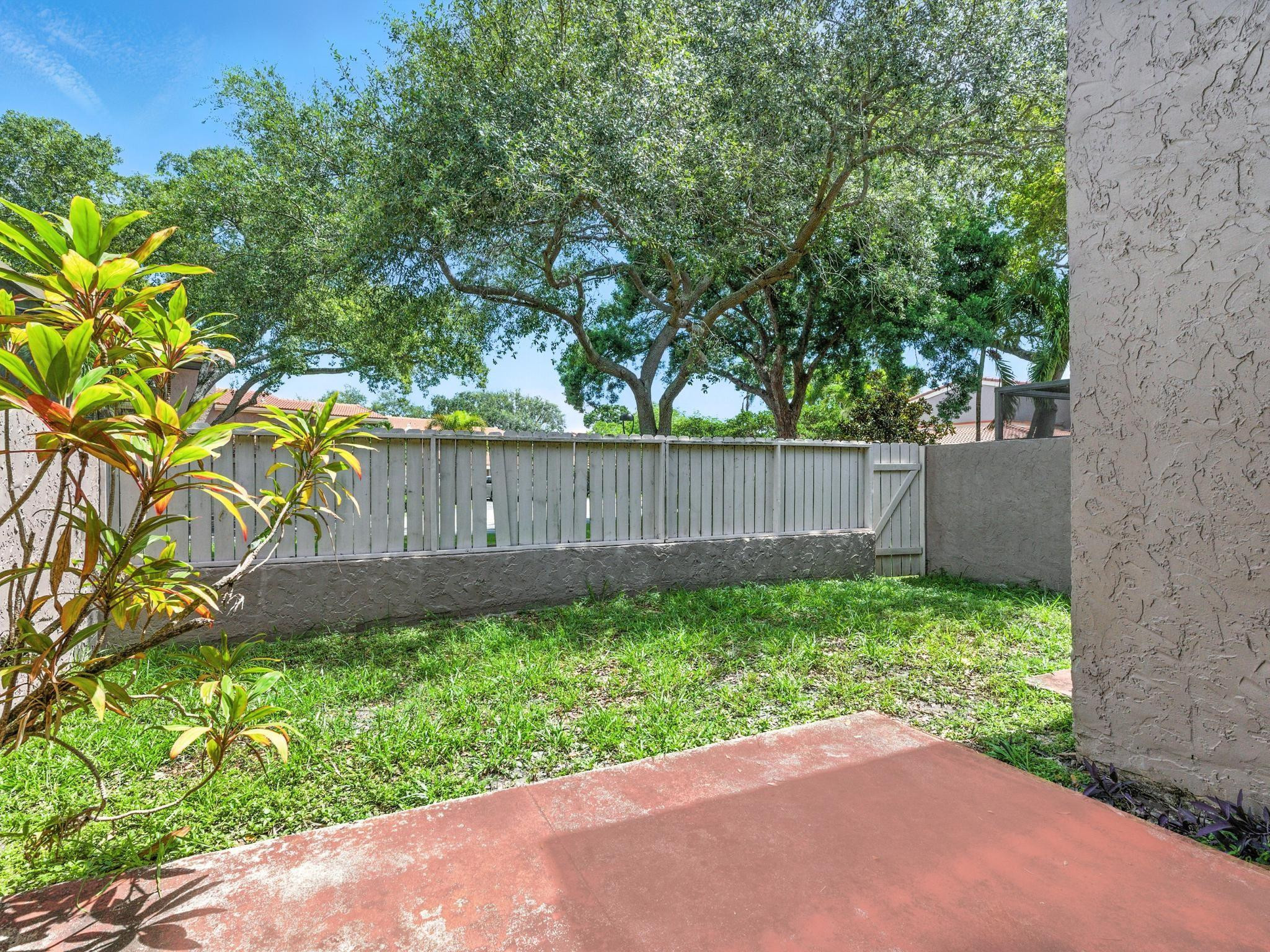 203 Bonnie Brae Way, Unit 34 Hollywood, FL 33021 - Photo 36 of 41 a view of backyard with wooden fence