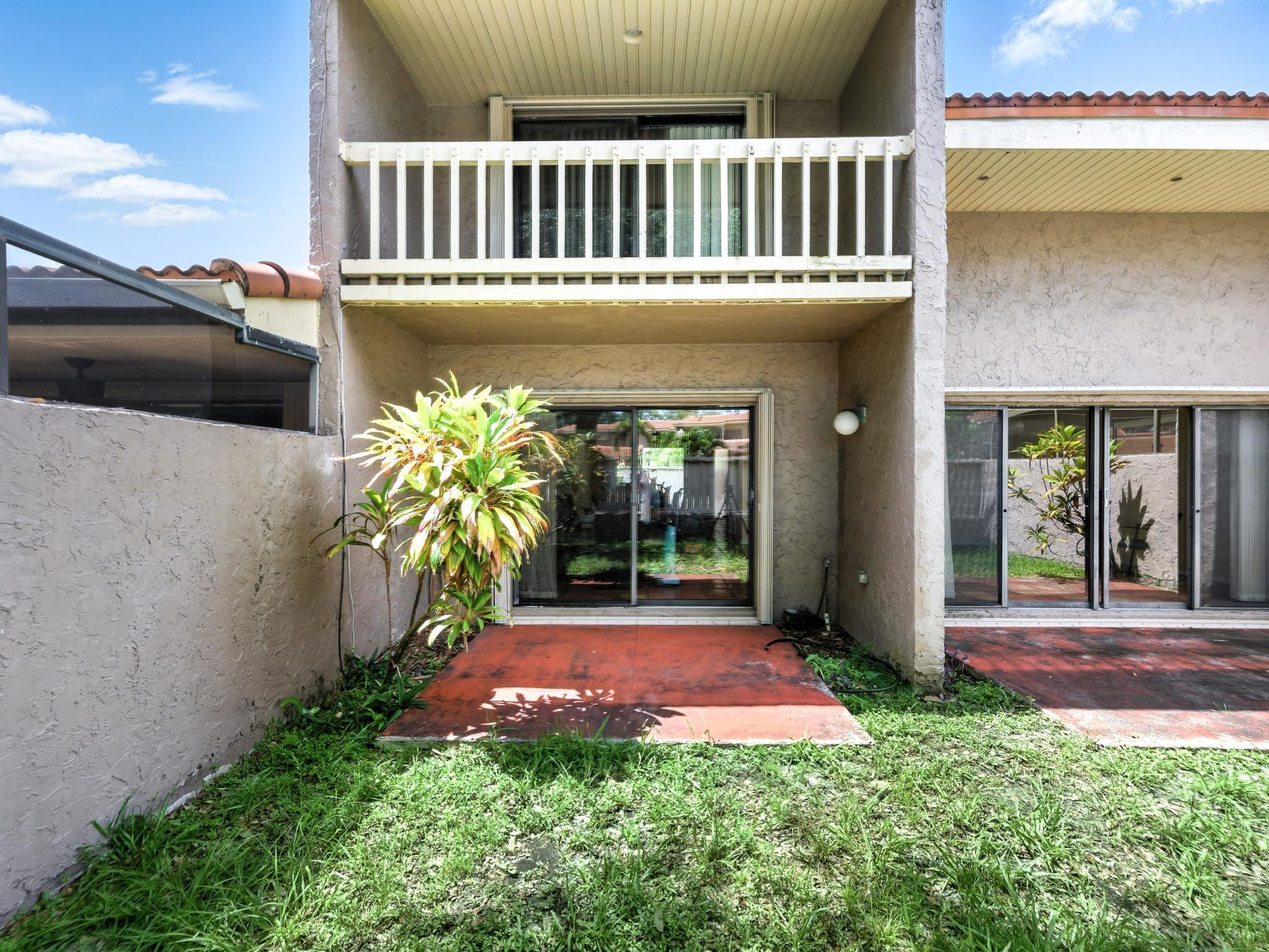203 Bonnie Brae Way, Unit 34 Hollywood, FL 33021 - Photo 38 of 41 a front view of a house with a yard