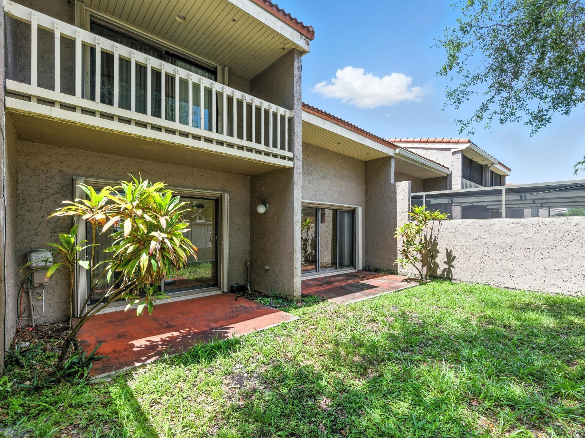 203 Bonnie Brae Way, Unit 34 Hollywood, FL 33021 - Photo 39 of 41 a view of a house with a yard and flower garden