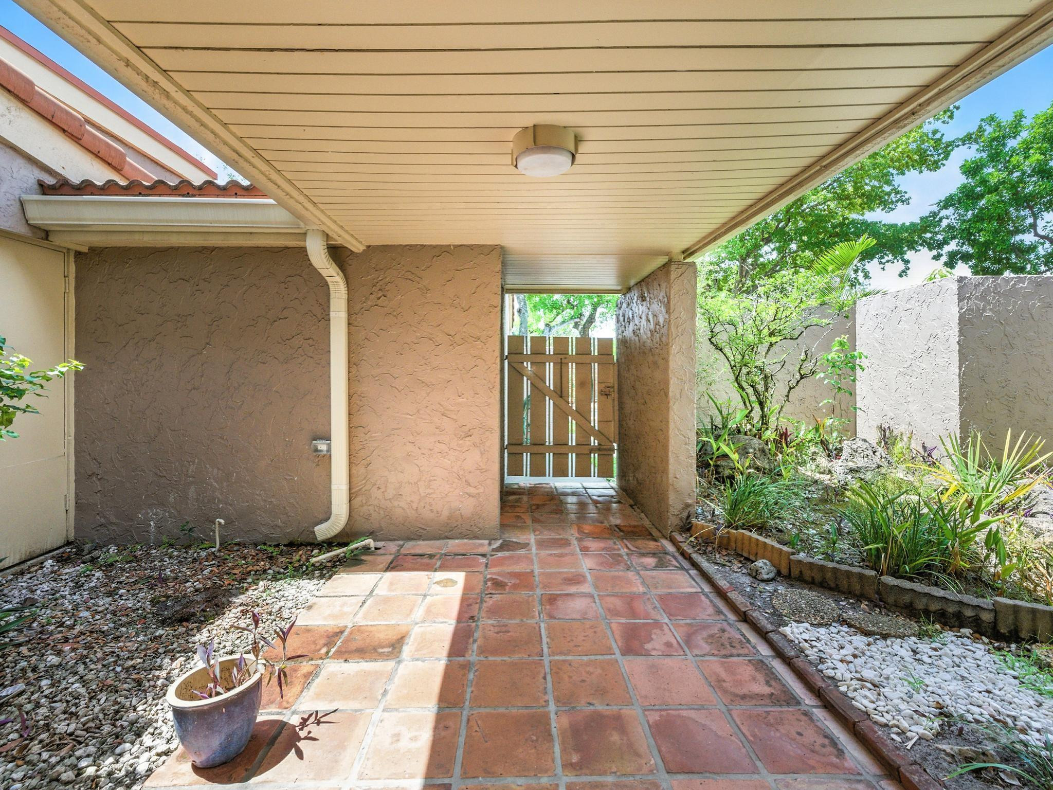 203 Bonnie Brae Way, Unit 34 Hollywood, FL 33021 - Photo 6 of 41 a front view of a house