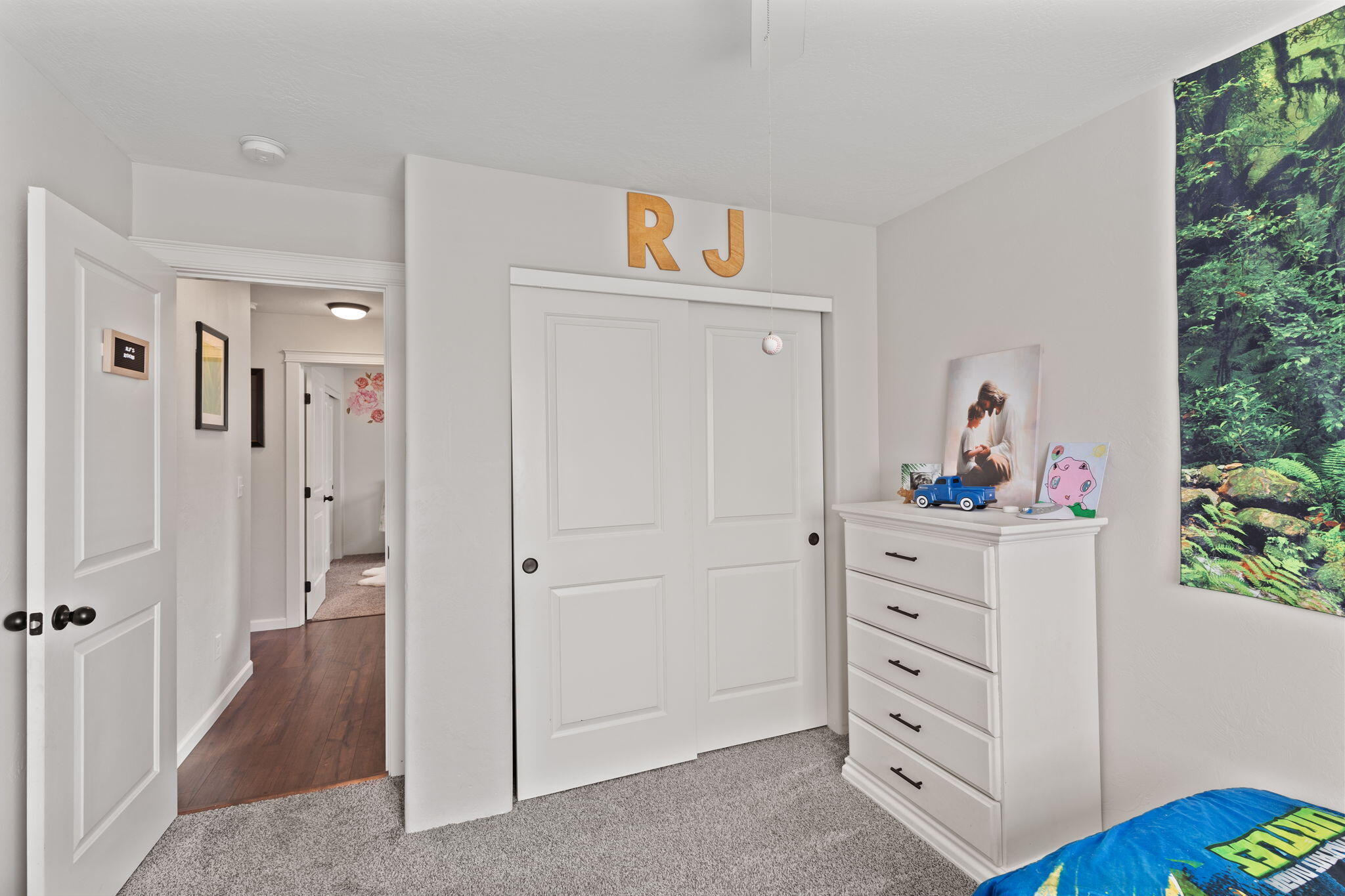 110 Linton Way Eagle Point, OR 97524 - Photo 22 of 41 a view of room with cabinet and closet