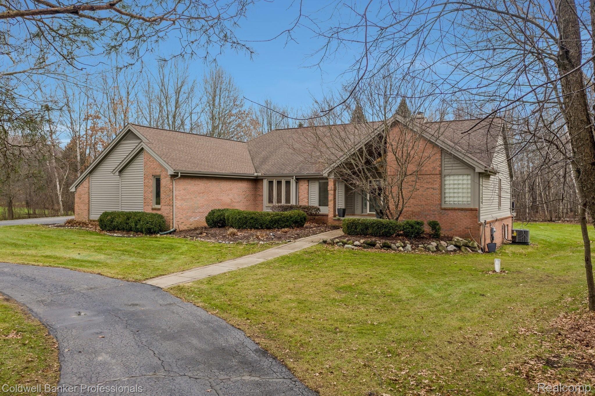 5365 Ridge Trail North Clarkston, MI 48348 - Photo 2 of 55 Custom ranch