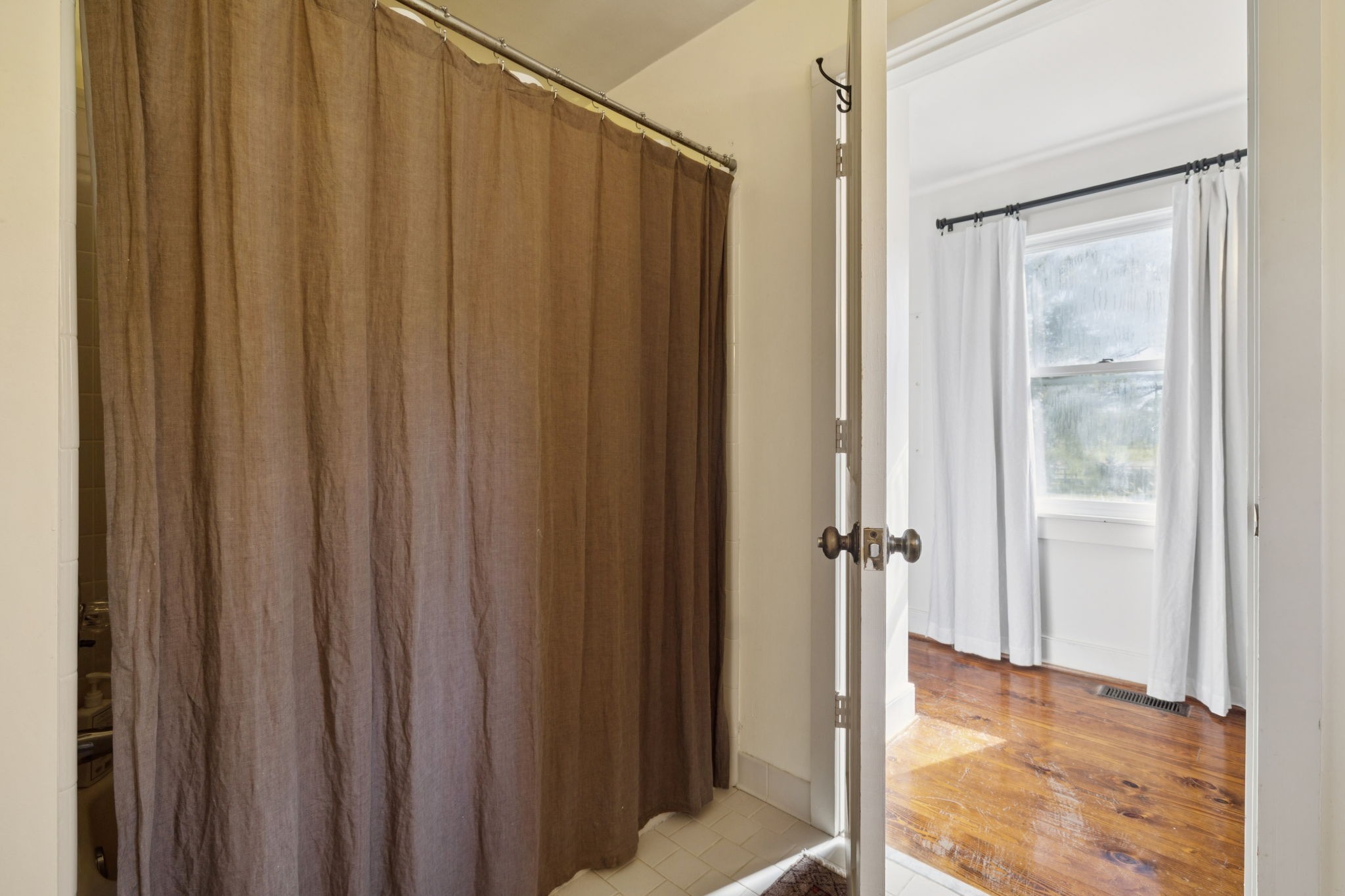 2060 Old Hillsboro Road Franklin, TN 37064 - Photo 39 of 75 a view of a bathroom with shower curtain