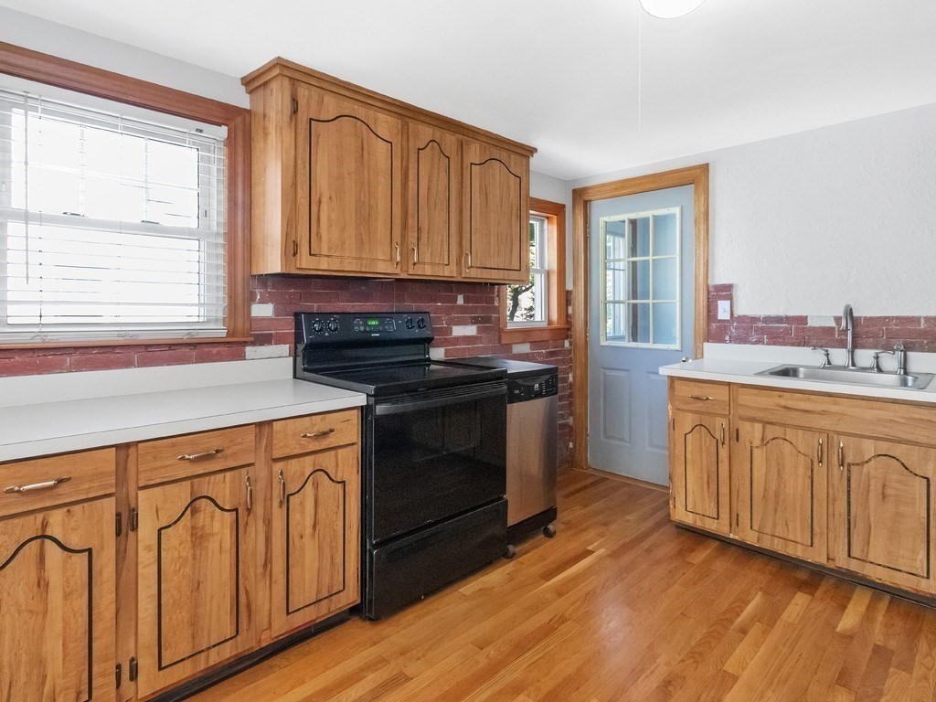 63 Rockridge Road Waltham, MA 02453 - Photo 9 of 42 Gallery Image 9