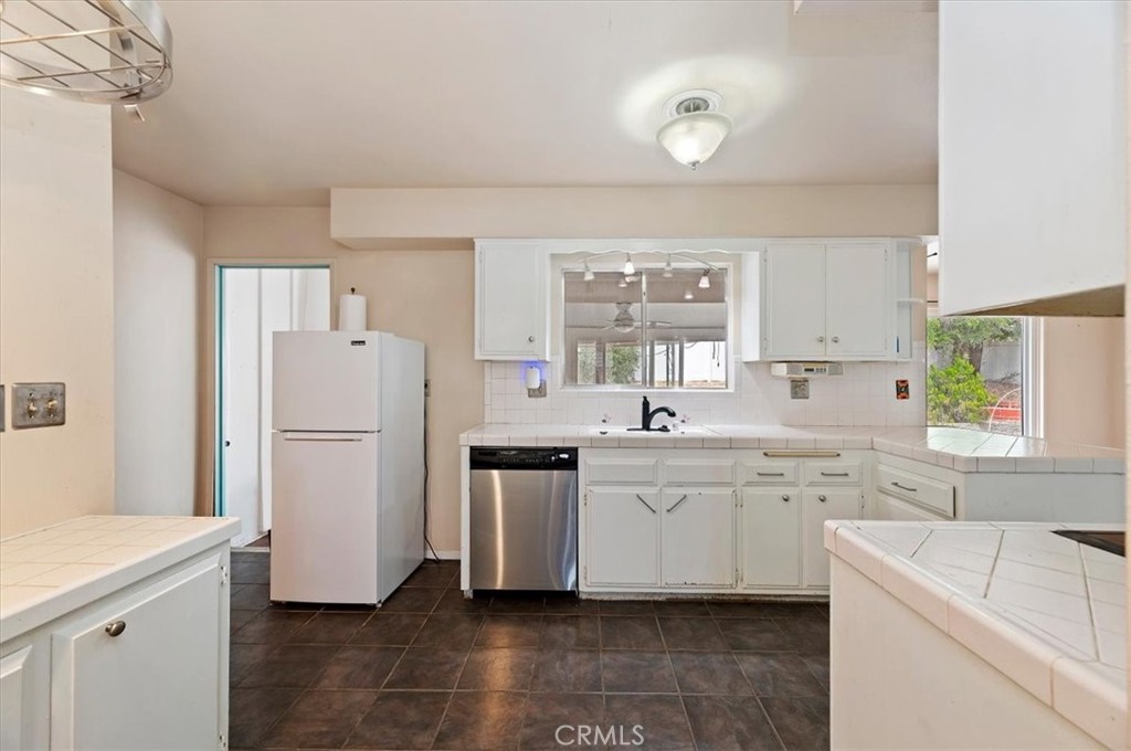 27190 Pinehurst Road Menifee, CA 92586 - Photo 10 of 29