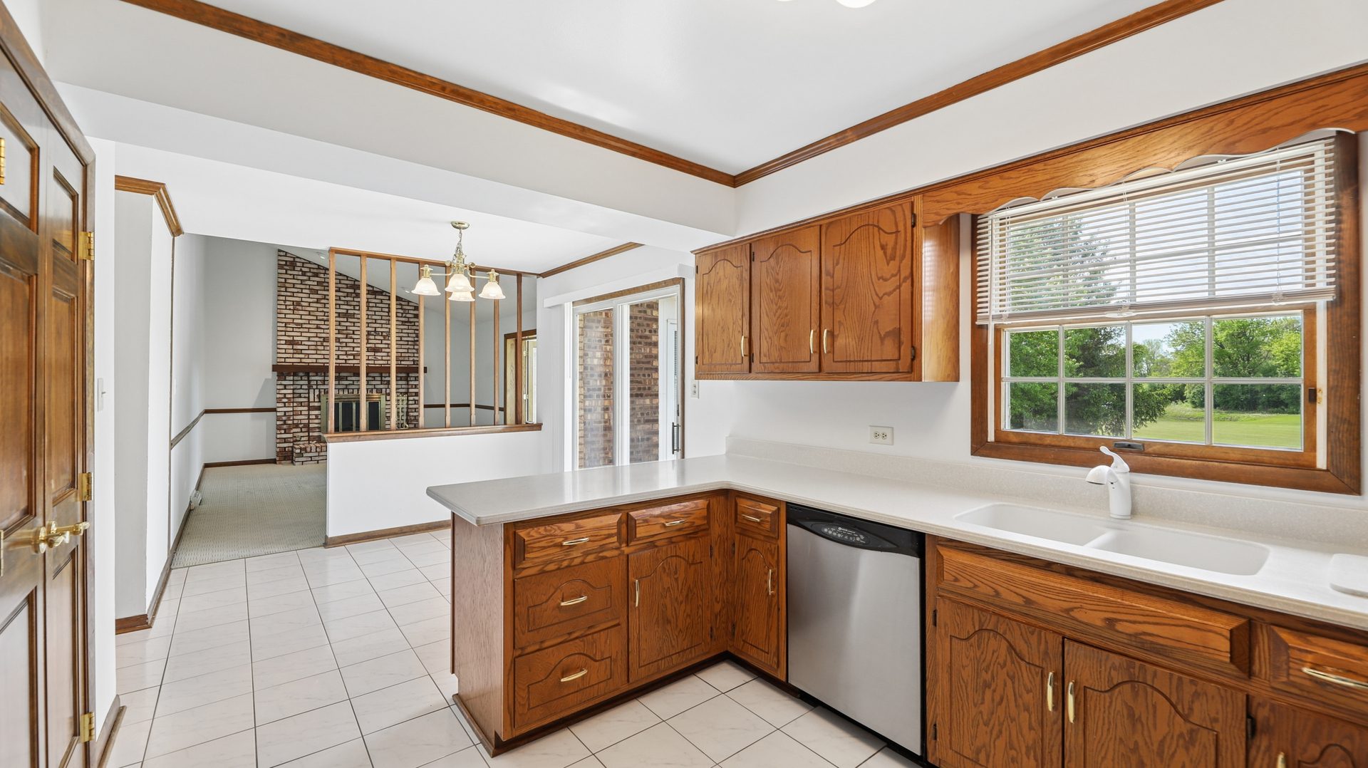 909 Surrey Road Addison, IL 60101 - Photo 11 of 27 Gallery Image 11