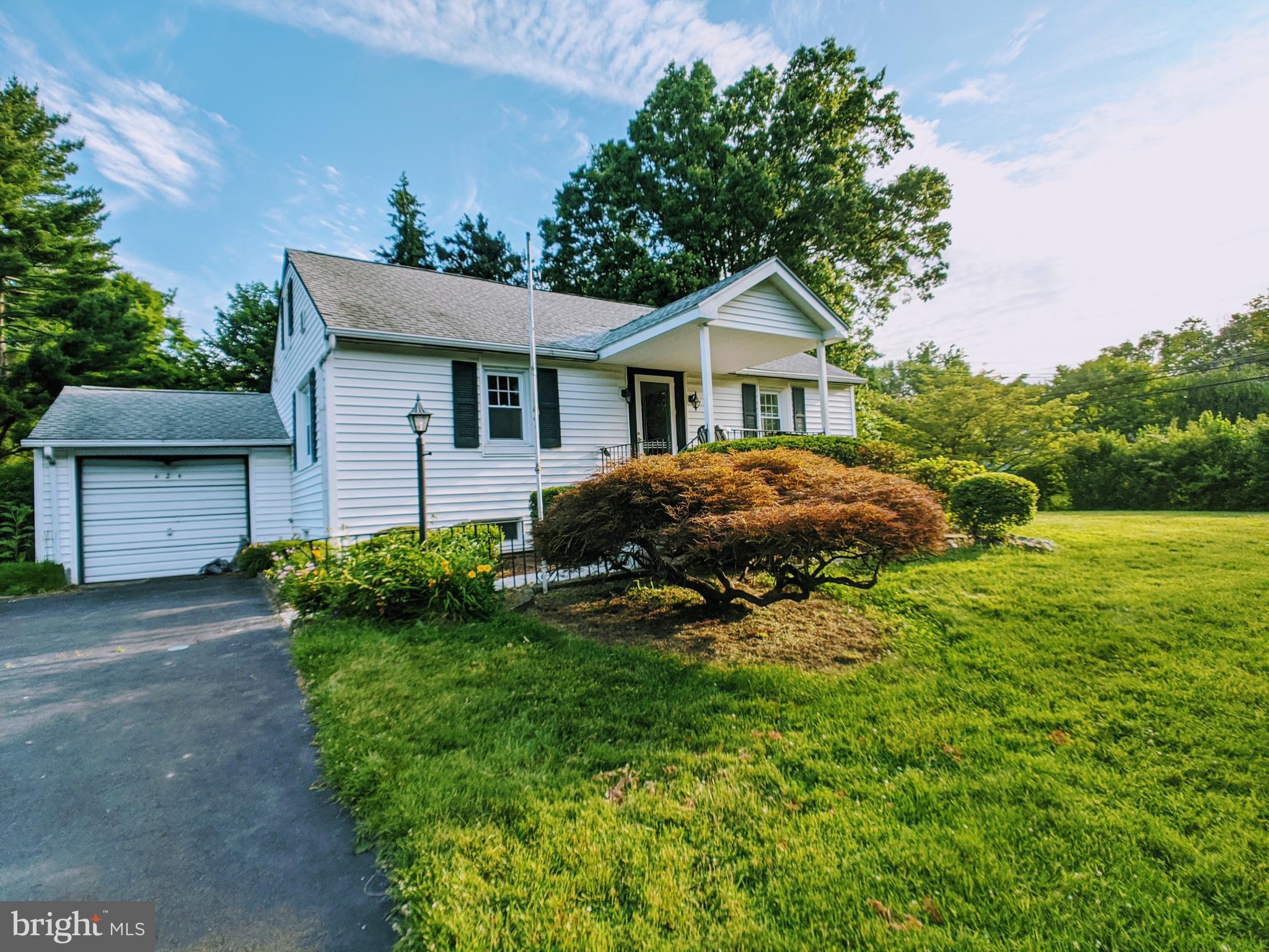 424 Norristown Road Horsham, PA 19044 - Photo 3 of 17 Attached garage