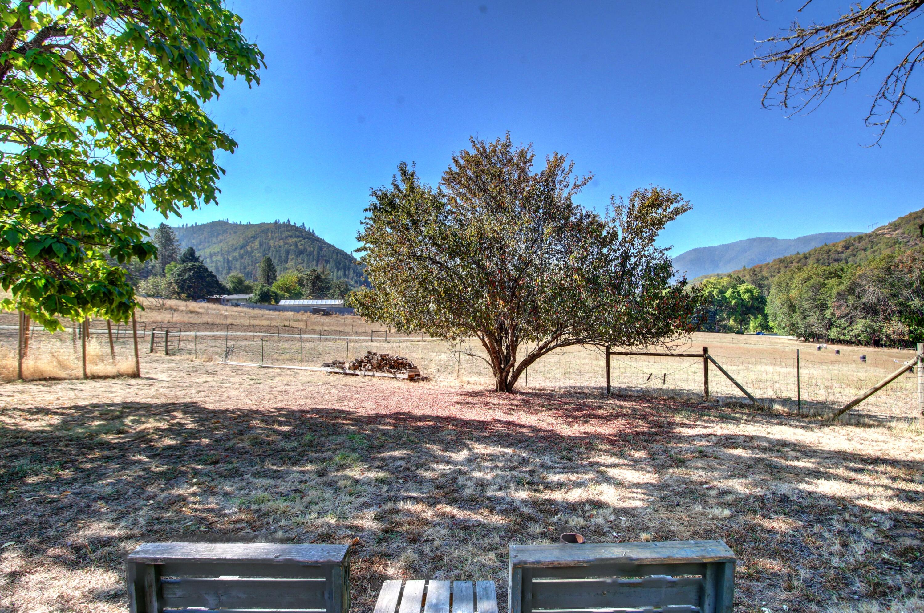 2001 Wards Creek Road Rogue River, OR 97537 - Photo 48 of 57 02 Side Yard 02