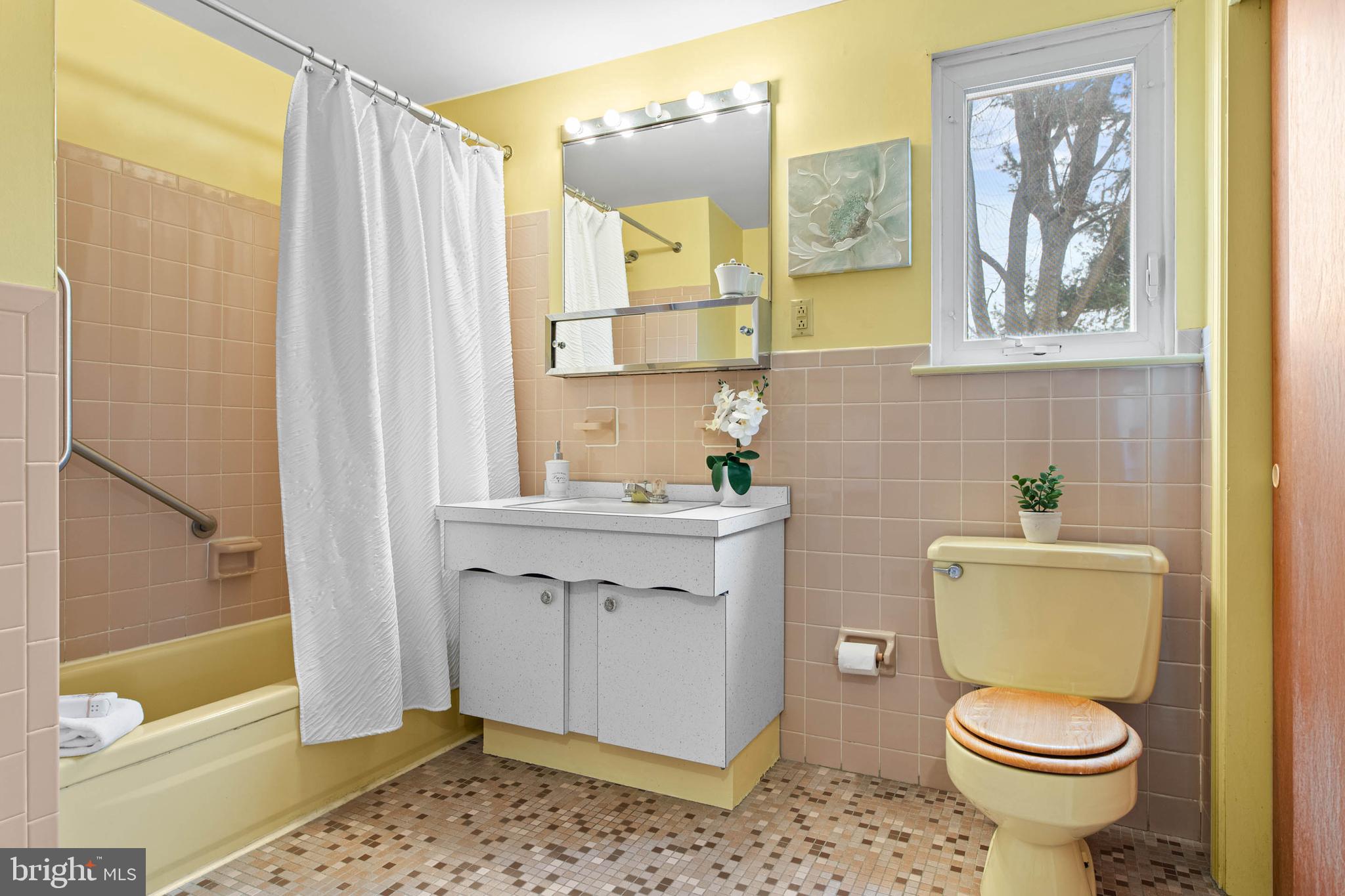 509 Beatty Road Springfield, PA 19064 - Photo 24 of 39 Hall Full Bath With Tub Shower Combo