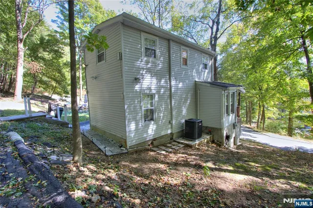 a view of a house with backyard and a area