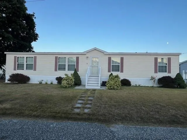 a view of a house with yard and plants