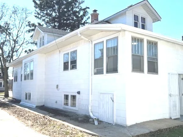 $395,000 | 1548 Campbell Avenue, Des Plaines, IL 60016