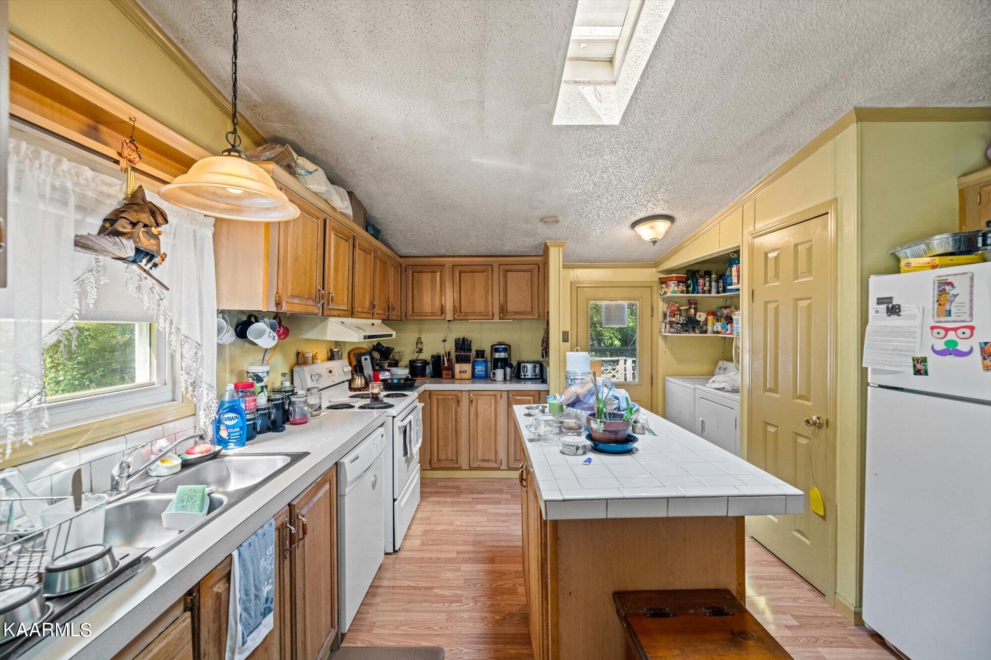 351 Patterson Road Walland, TN 37886 - Photo 3 of 29 Large kitchen