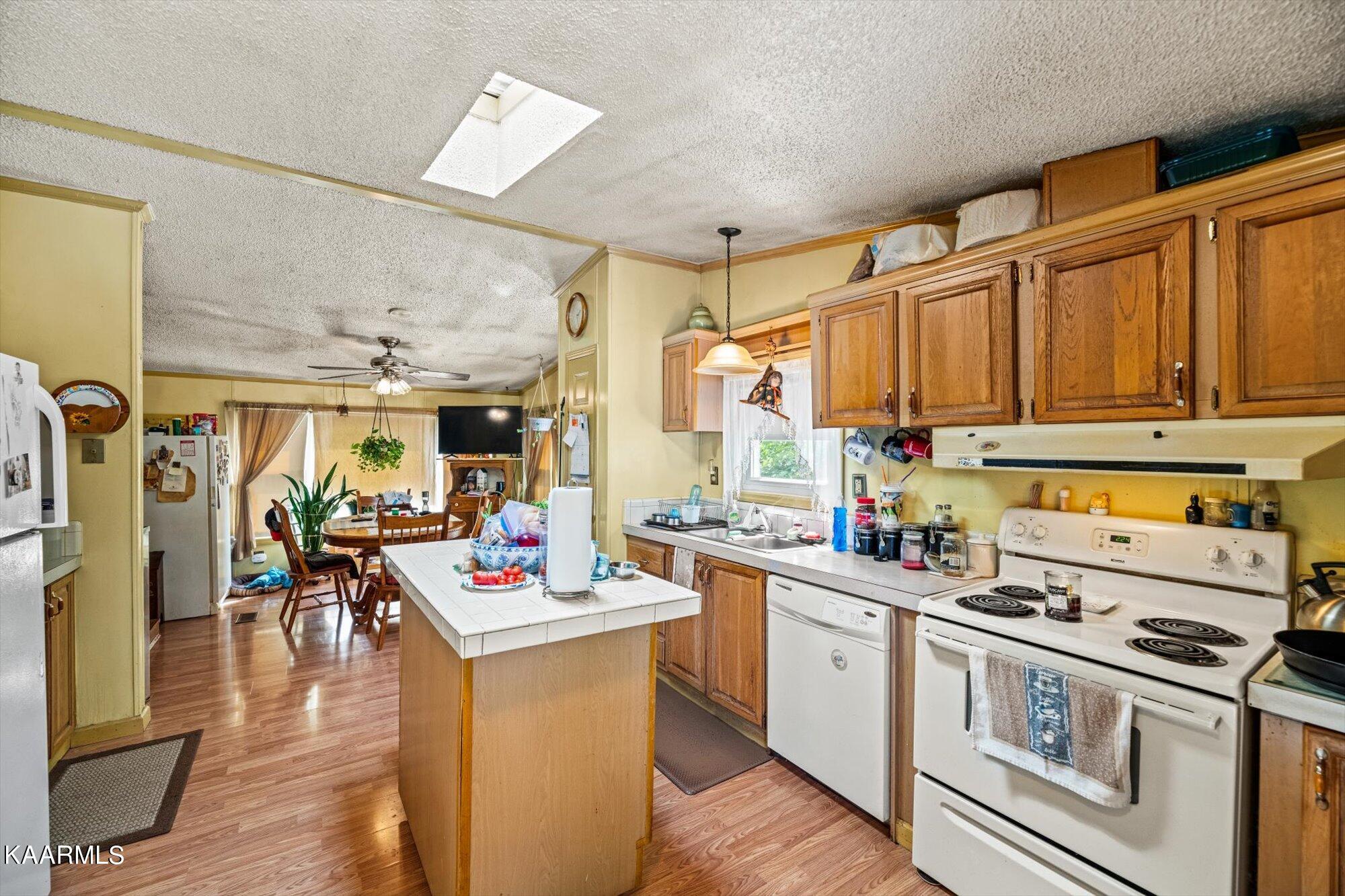 351 Patterson Road Walland, TN 37886 - Photo 4 of 29 Large kitchen