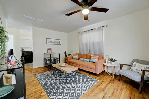 $925,000 | 220 Caplin Street, Houston, TX 77022