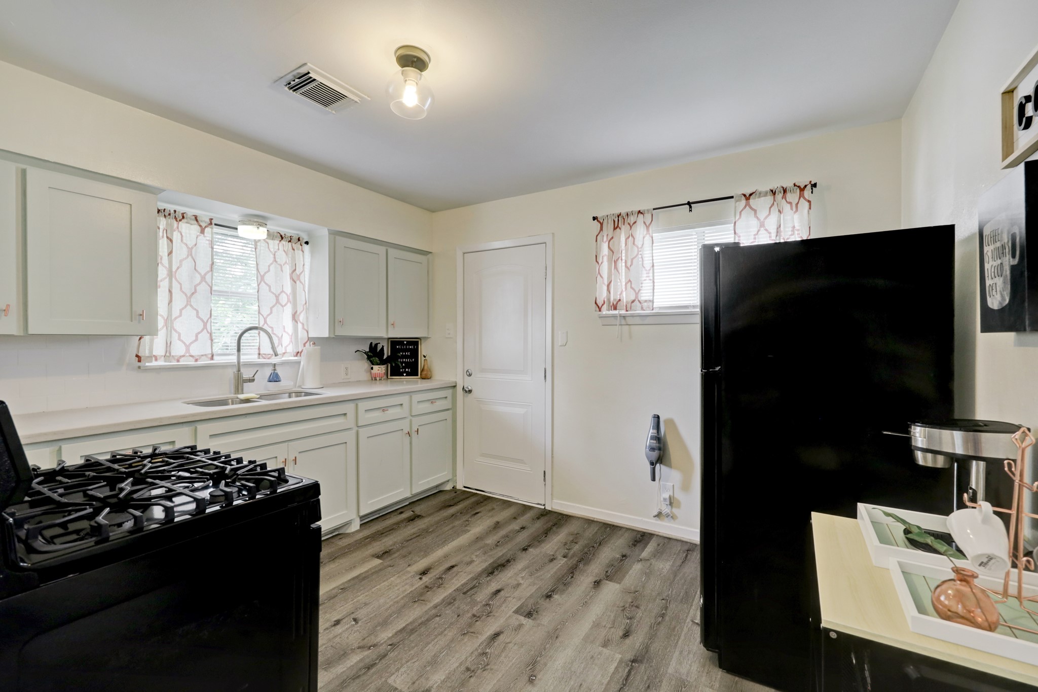 220 Caplin Street Houston, TX 77022 - Photo 2 of 6