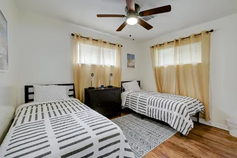 $925,000 | 220 Caplin Street, Houston, TX 77022