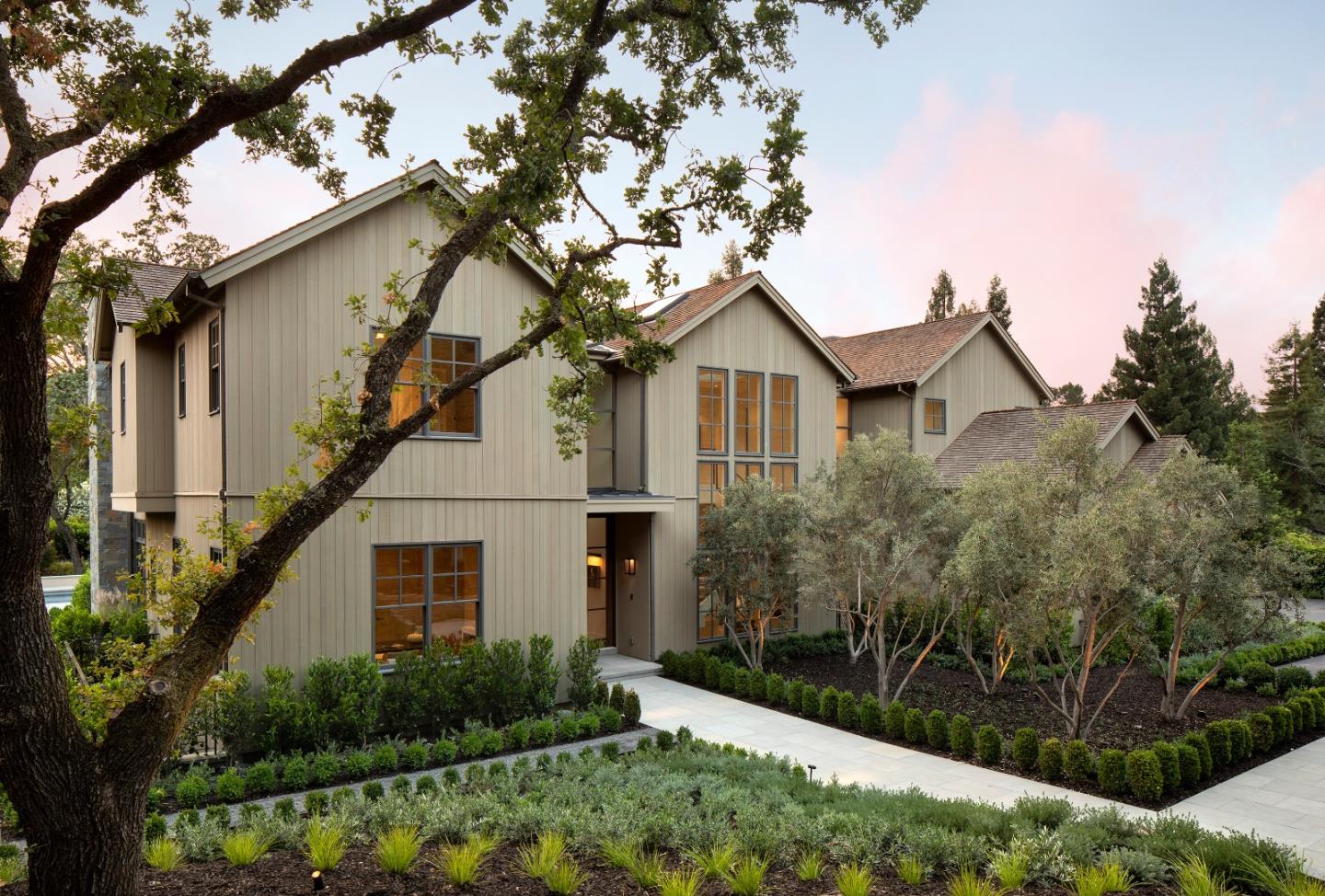 a view of a yard in front of house
