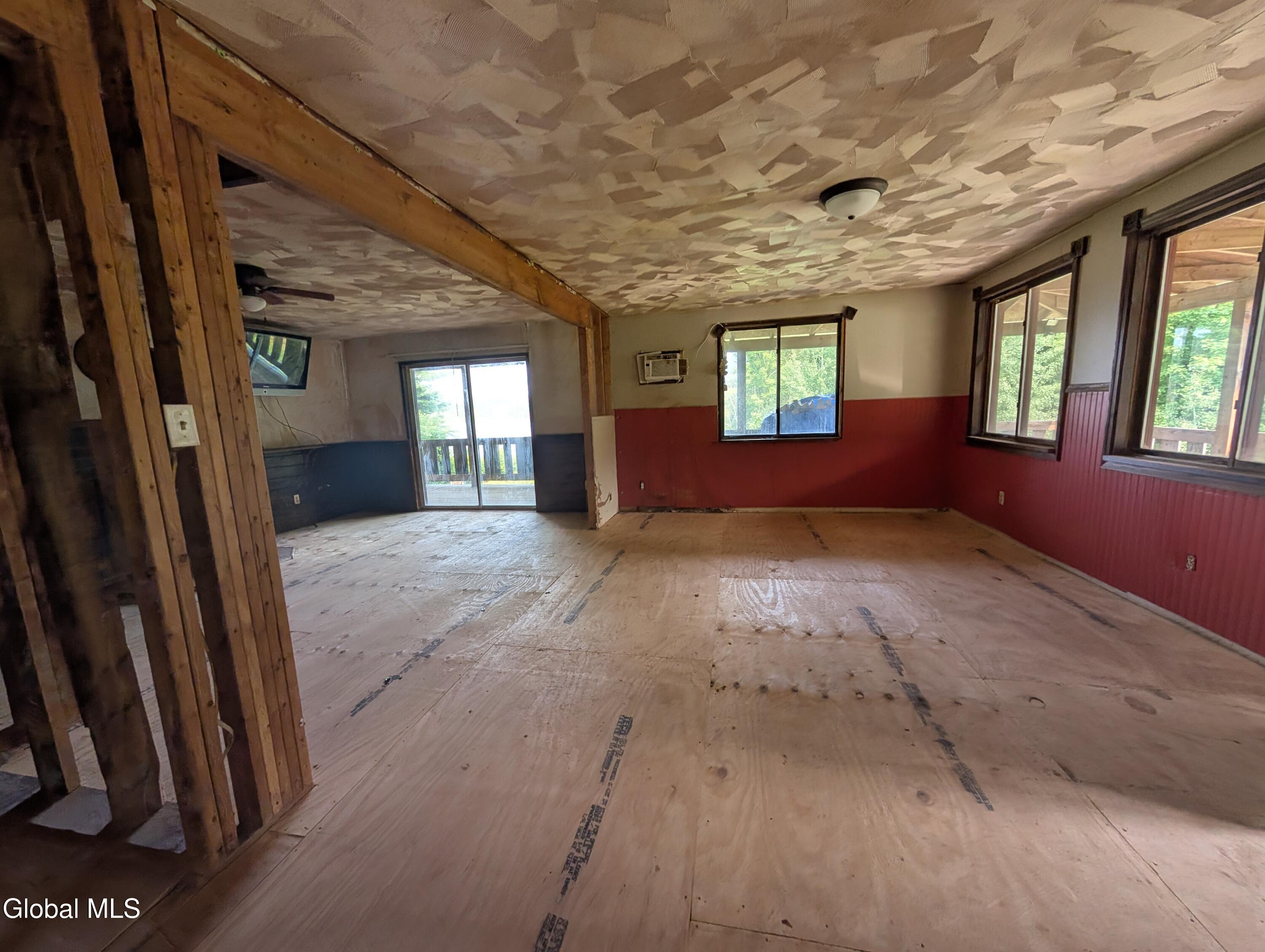 92 Riddle Road Moriah, NY 12956 - Photo 5 of 28 1000003557