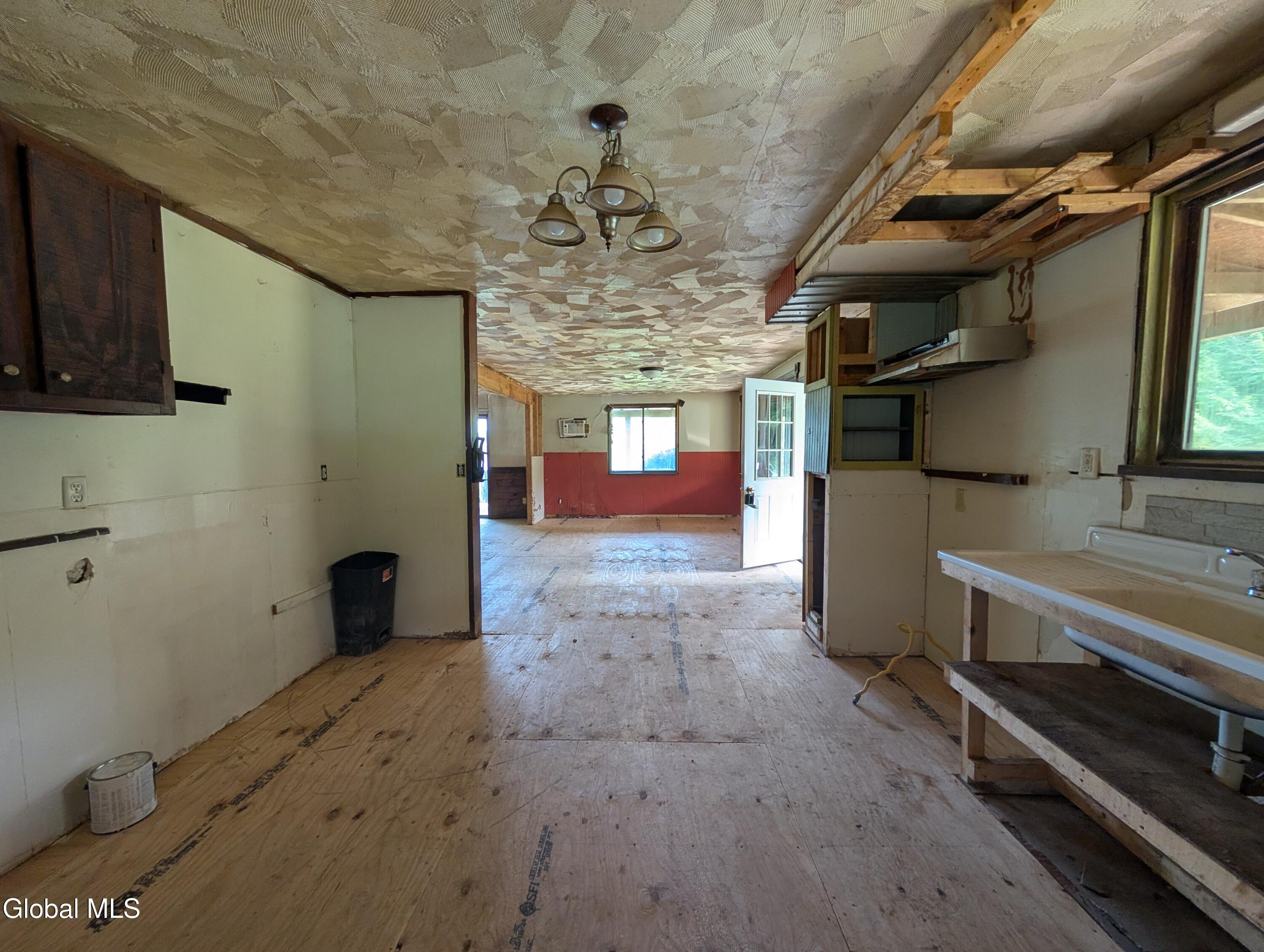 92 Riddle Road Moriah, NY 12956 - Photo 8 of 28 1000003561