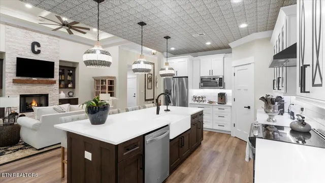 $650,000 | 140 Utsesti Way, Loudon, TN 37774