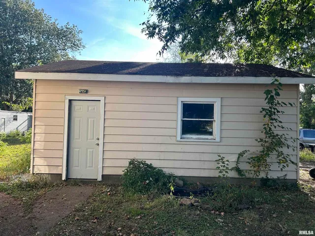 a view of backyard of the house