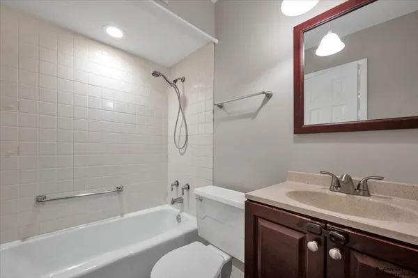 $2,290 | 520 Shorely Drive, Unit 203, Barrington, IL 60010