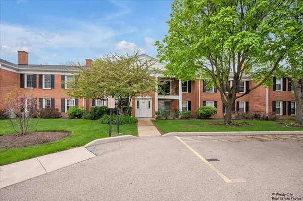 $2,290 | 520 Shorely Drive, Unit 203, Barrington, IL 60010