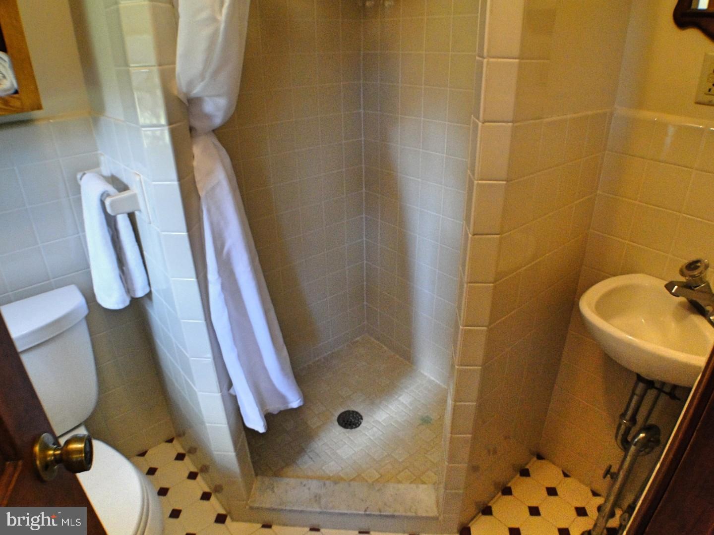 327 Powell Road Springfield, PA 19064 - Photo 11 of 25 Bathroom