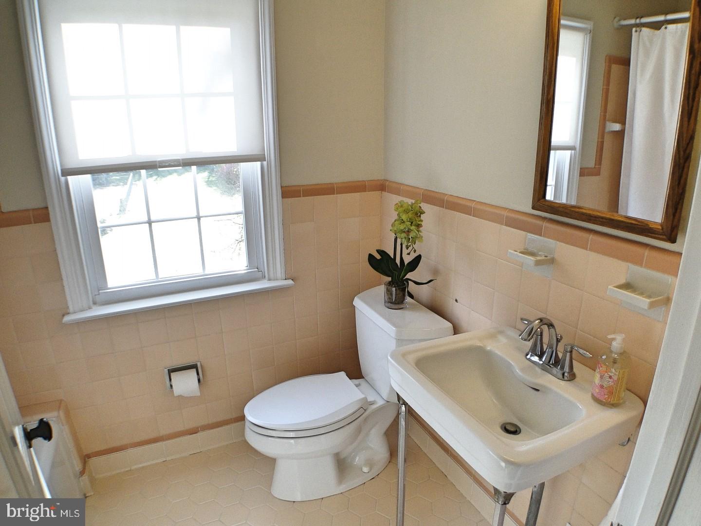 327 Powell Road Springfield, PA 19064 - Photo 14 of 25 Bathroom