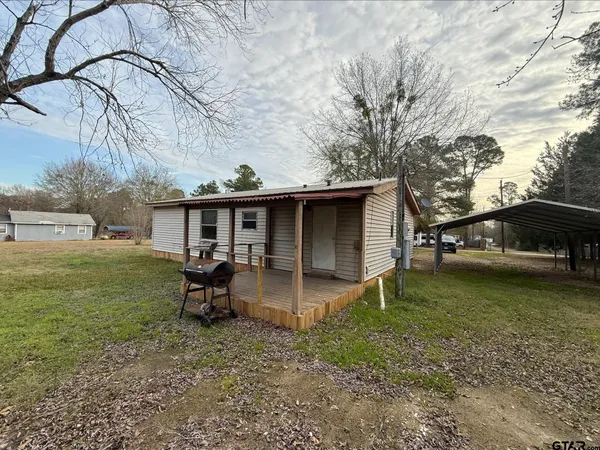 a view of a house with backyard