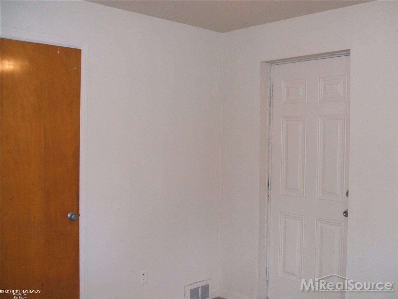 16754 Forest Street Eastpointe, MI 48021 - Photo 12 of 22 50089067-11.JPG