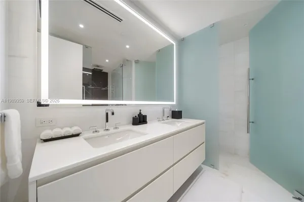 $15,500 | 300 Biscayne Blvd Way, Unit 3005W, Miami, FL 33131