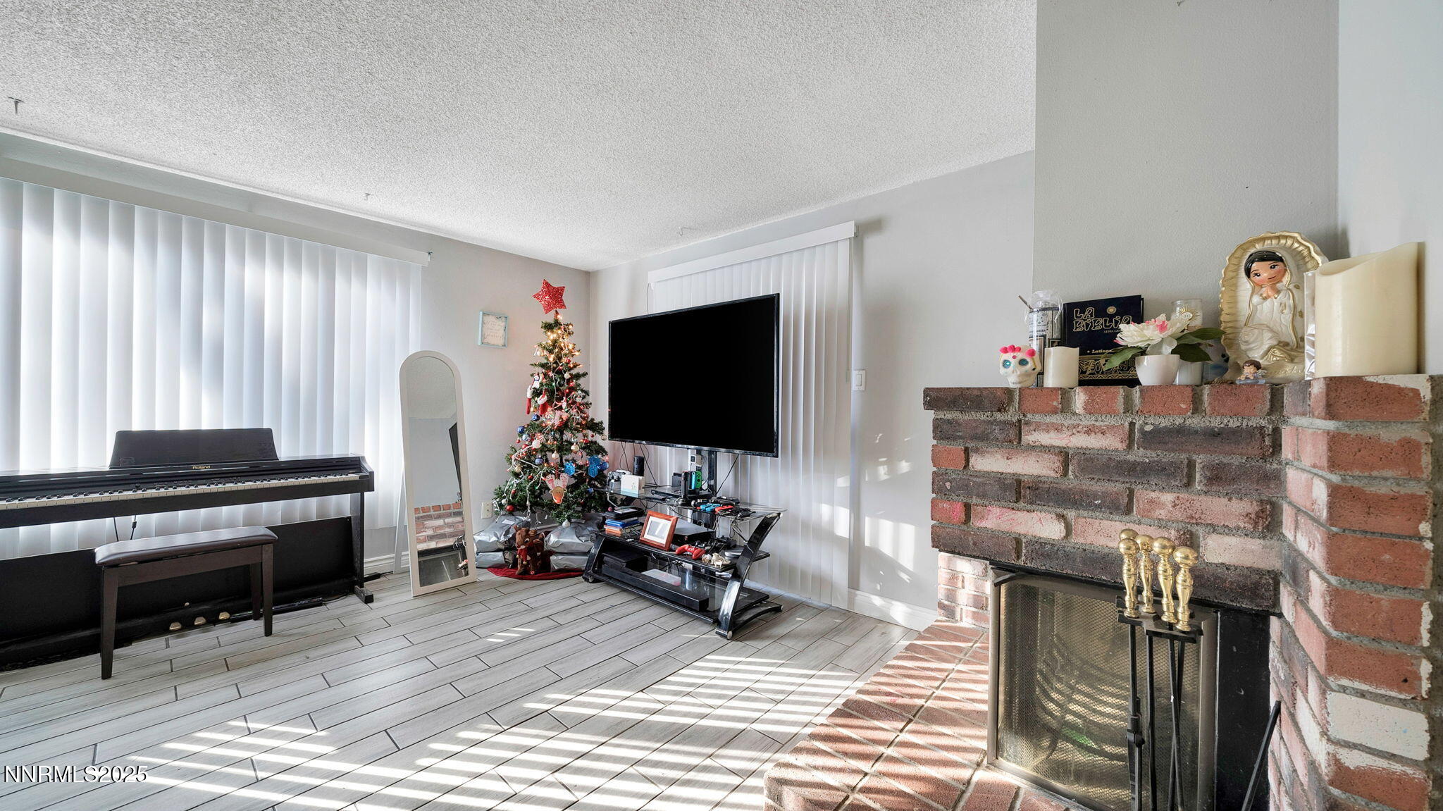 7640 Bluestone Drive Reno, NV 89511 - Photo 10 of 30 a living room with furniture and a flat screen tv