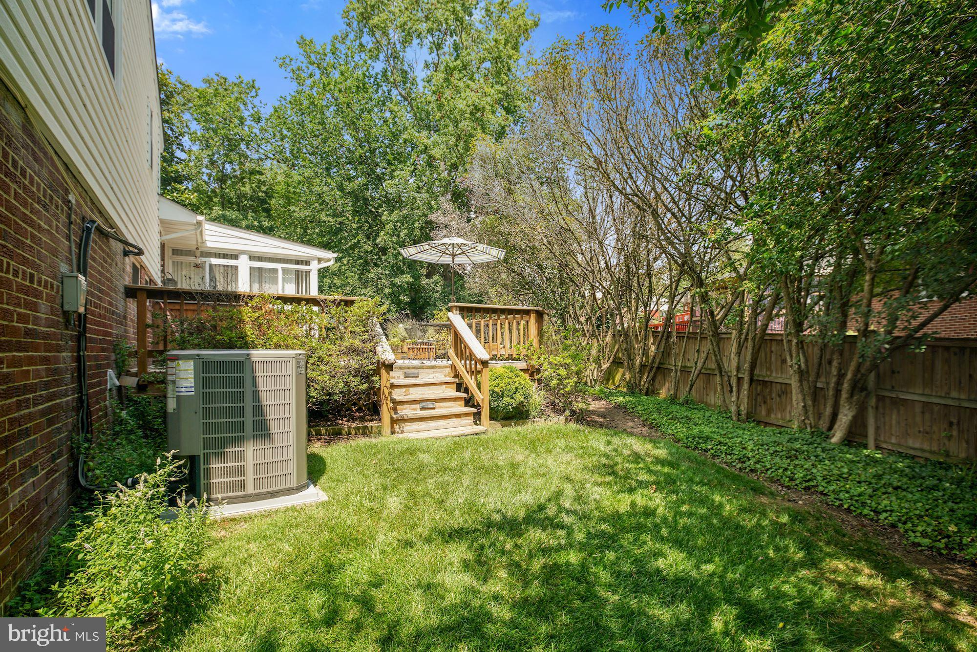 5961 Joffa Place Springfield, VA 22150 - Photo 25 of 32 Side yard