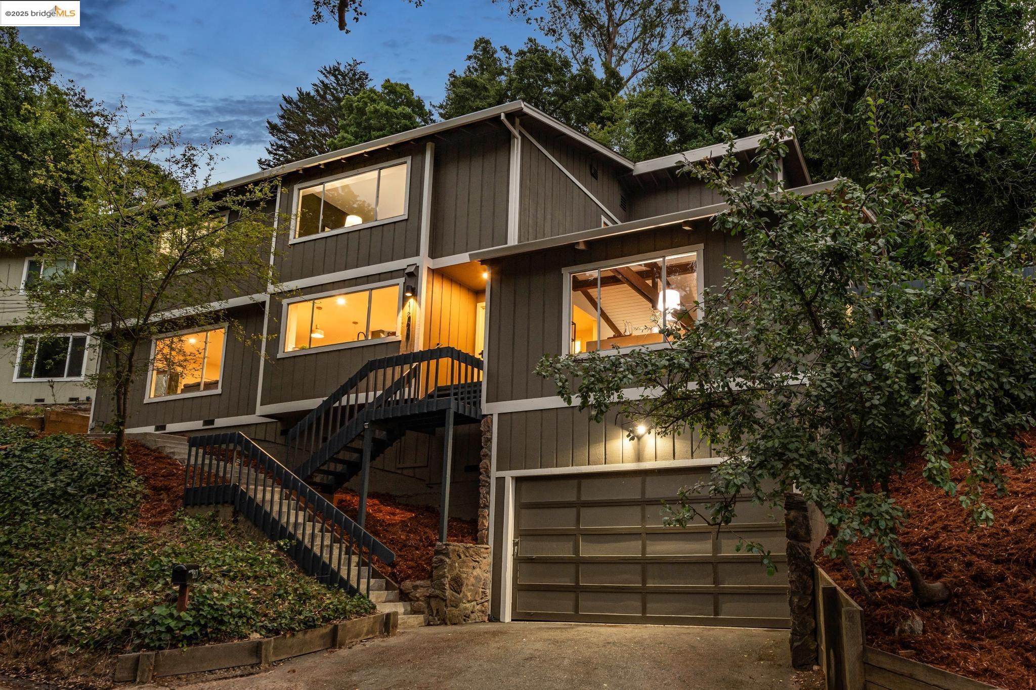 a view of a house with a yard