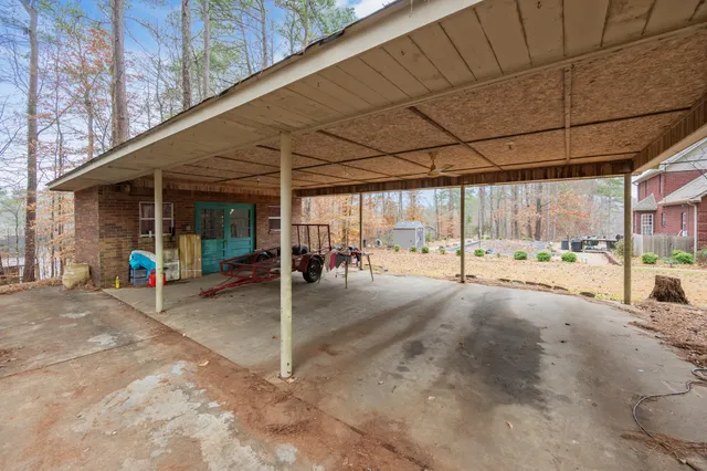 a view of a backyard