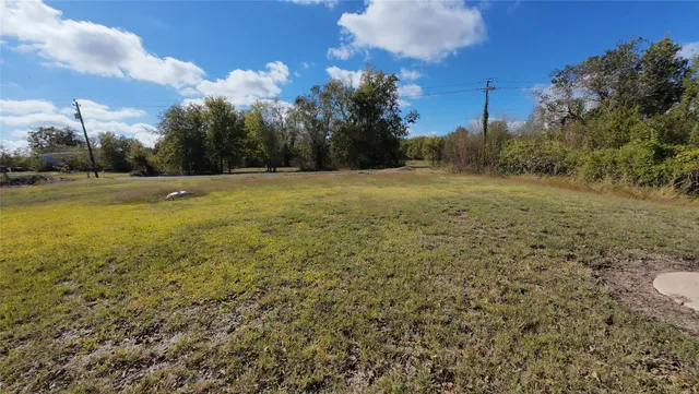 a view of a yard with a house