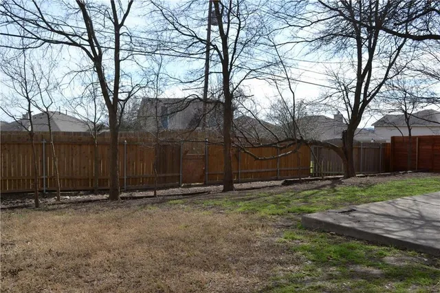 a view of a backyard