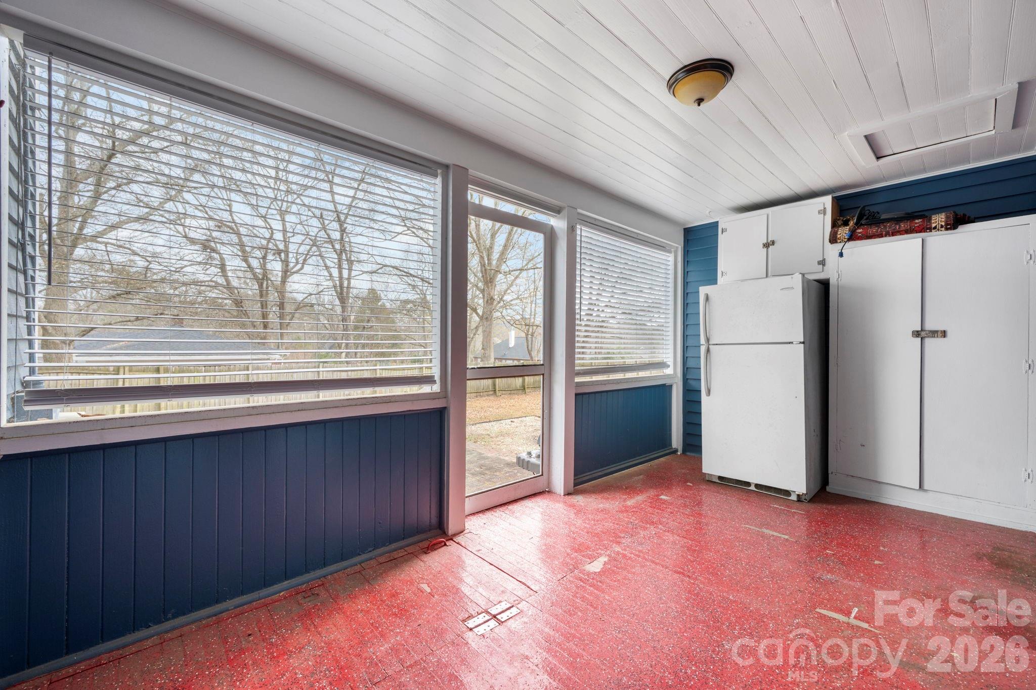 925 12th Avenue Northwest Hickory, NC 28601 - Photo 15 of 19 a view of an empty room with a window
