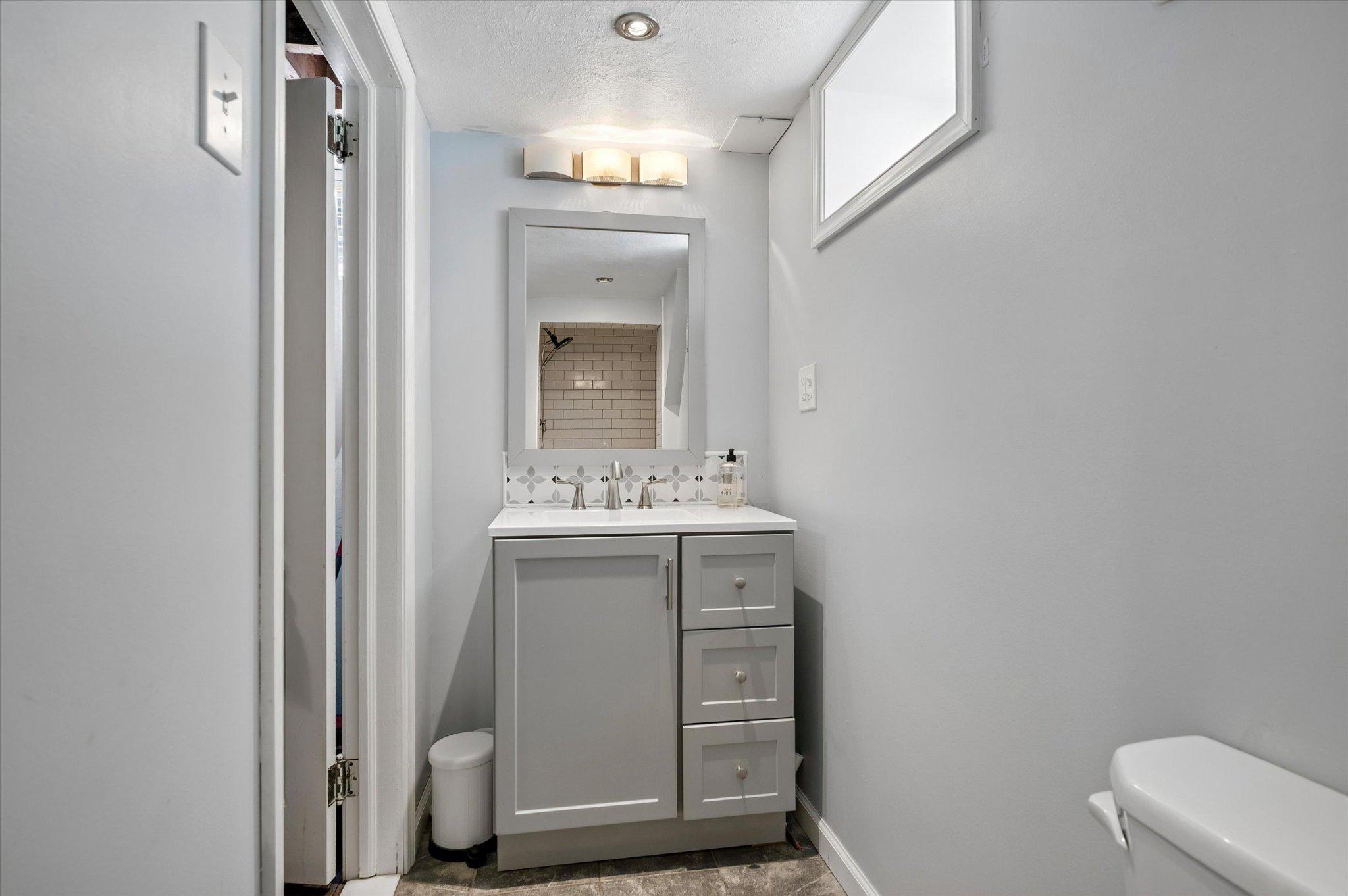 24 McCloskey Road Flourtown, PA 19031 - Photo 20 of 25 Modern bathroom with tile shower