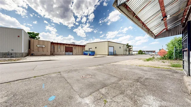 a view of a house with backyard and a tree