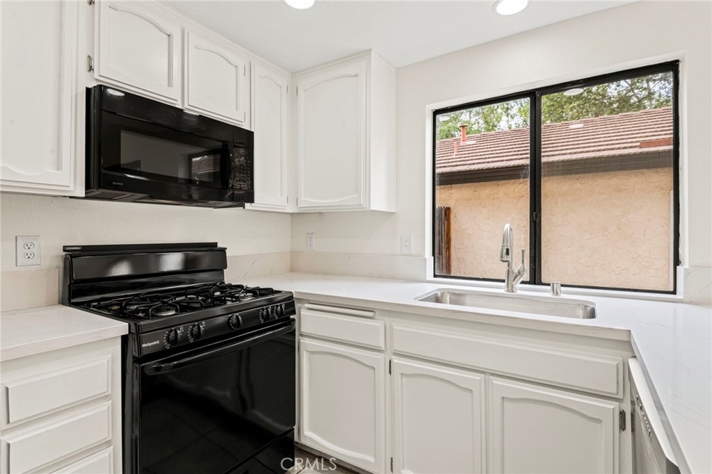 5424 Vía Alberca Riverside, CA 92507 - Photo 12 of 31