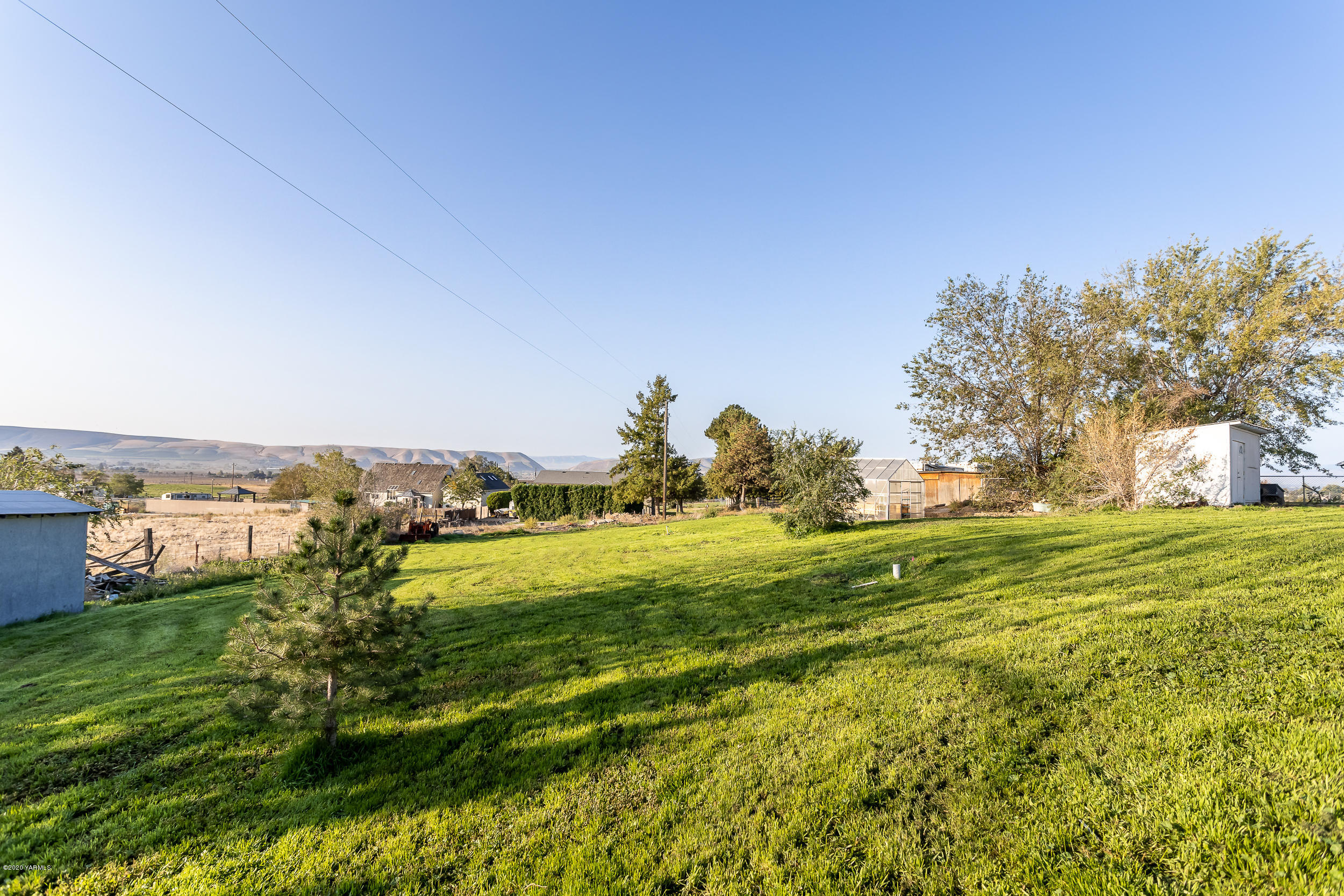 6904 Bittner Road Yakima, WA 98901 - Photo 11 of 29 a view of a big yard with a large tree and a big yard