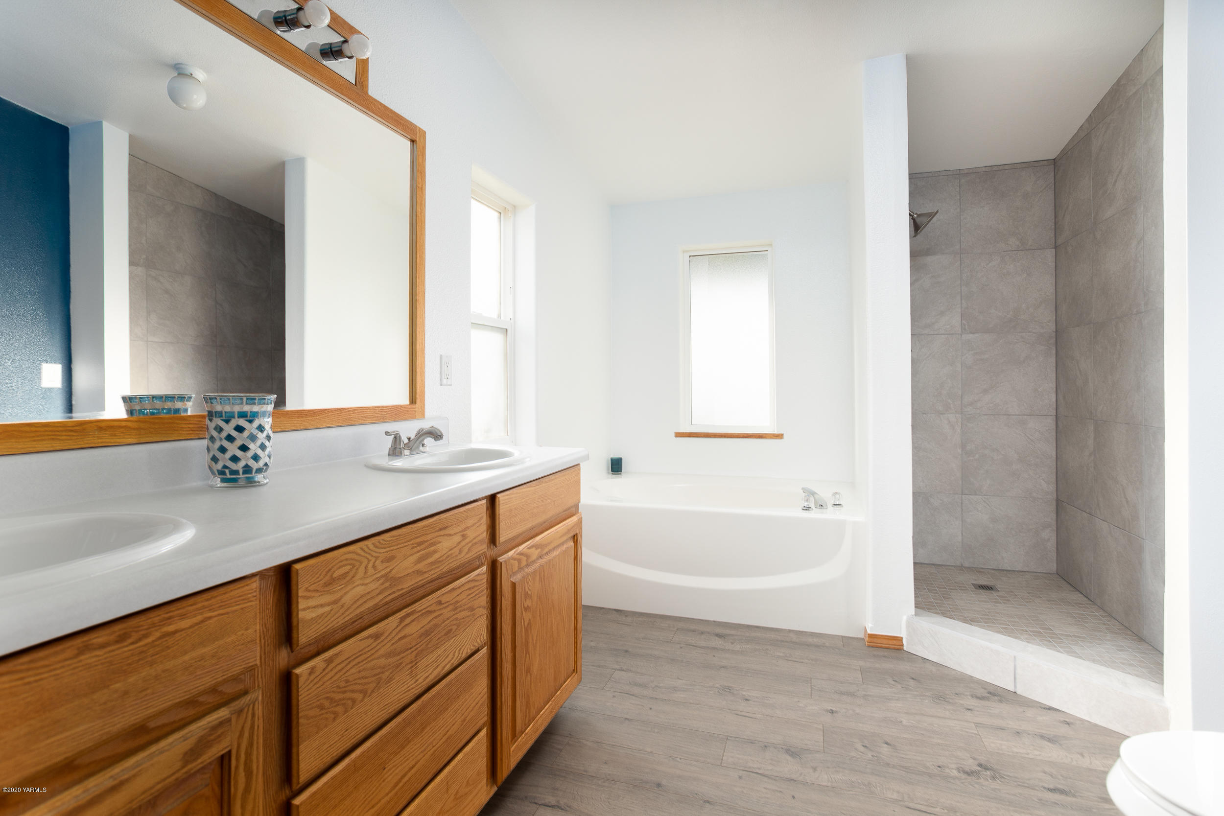 6904 Bittner Road Yakima, WA 98901 - Photo 21 of 29 a bathroom with a tub a sink and a mirror
