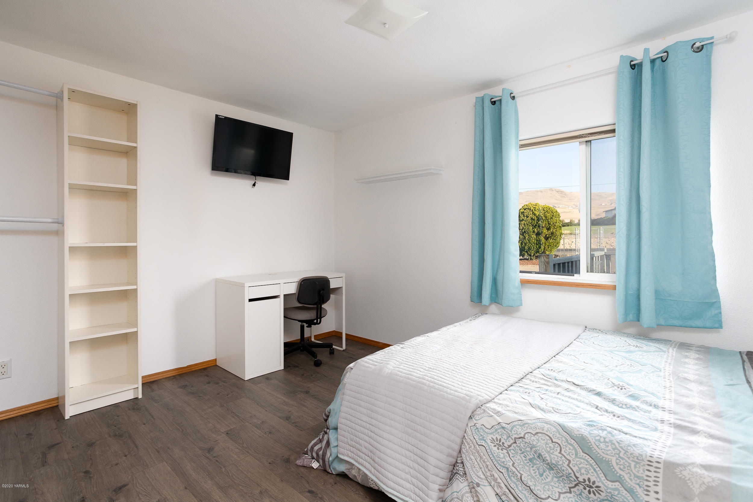 6904 Bittner Road Yakima, WA 98901 - Photo 22 of 29 a bedroom with a bed and a flat screen tv