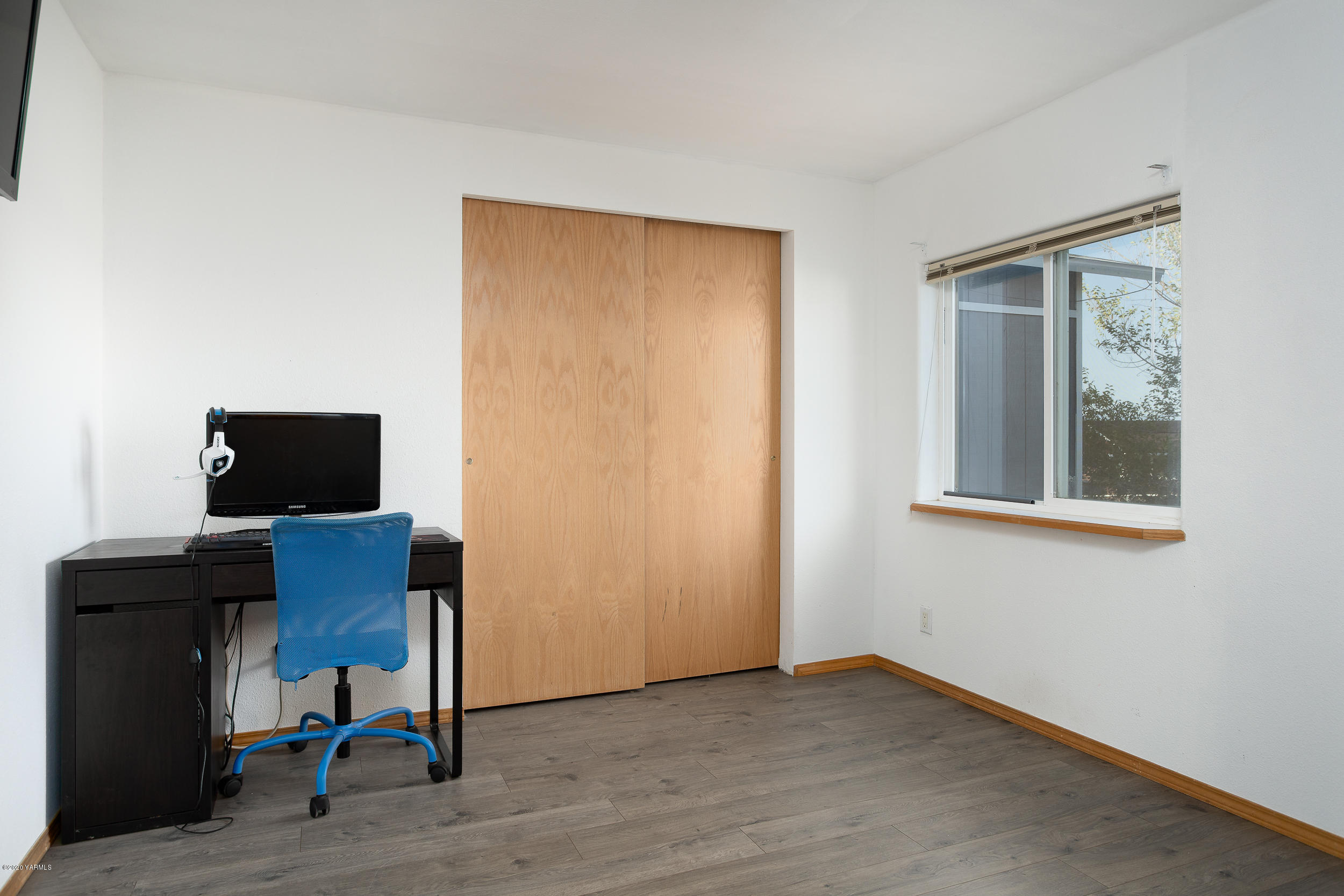 6904 Bittner Road Yakima, WA 98901 - Photo 25 of 29 a room with furniture and a window